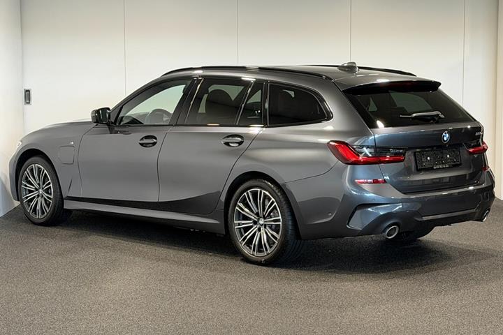 Grå BMW 330e fra 2021