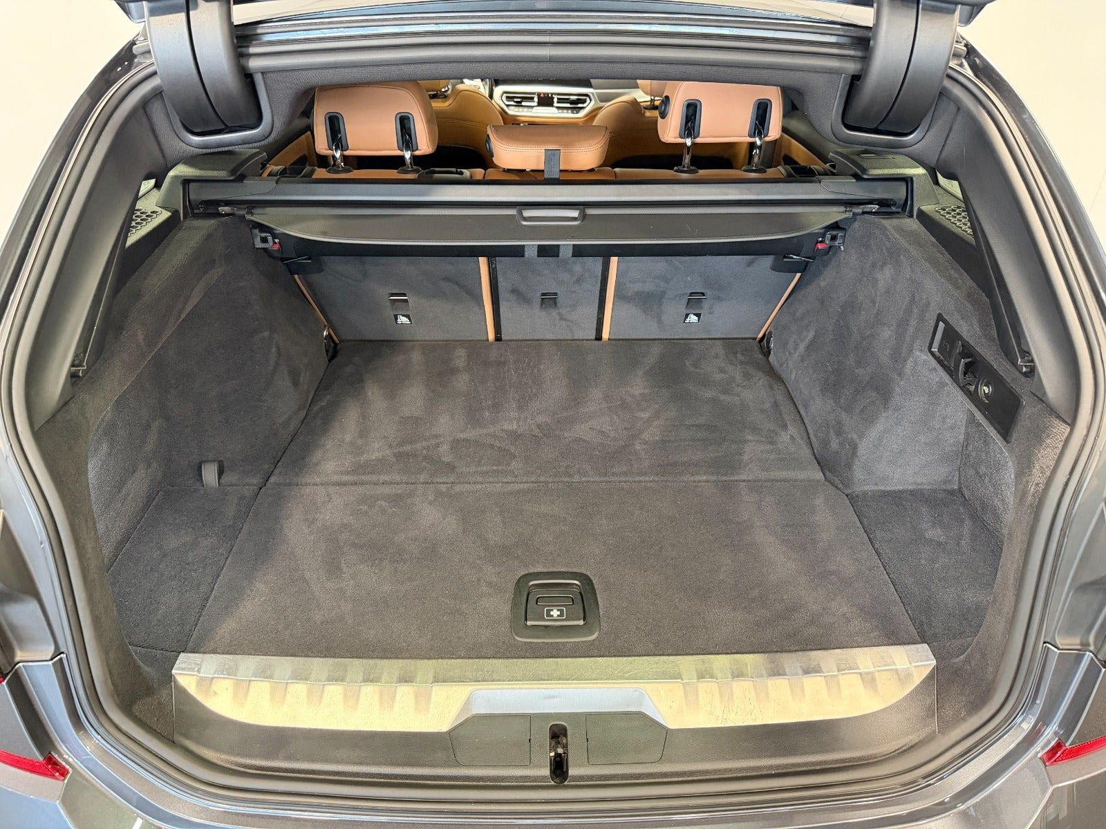 Grå BMW 330e fra 2021