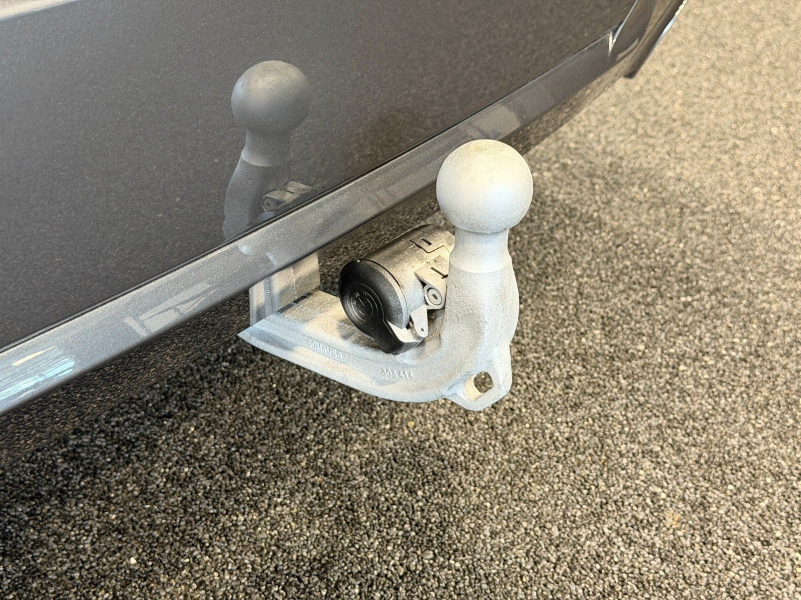 Grå BMW 330e fra 2021