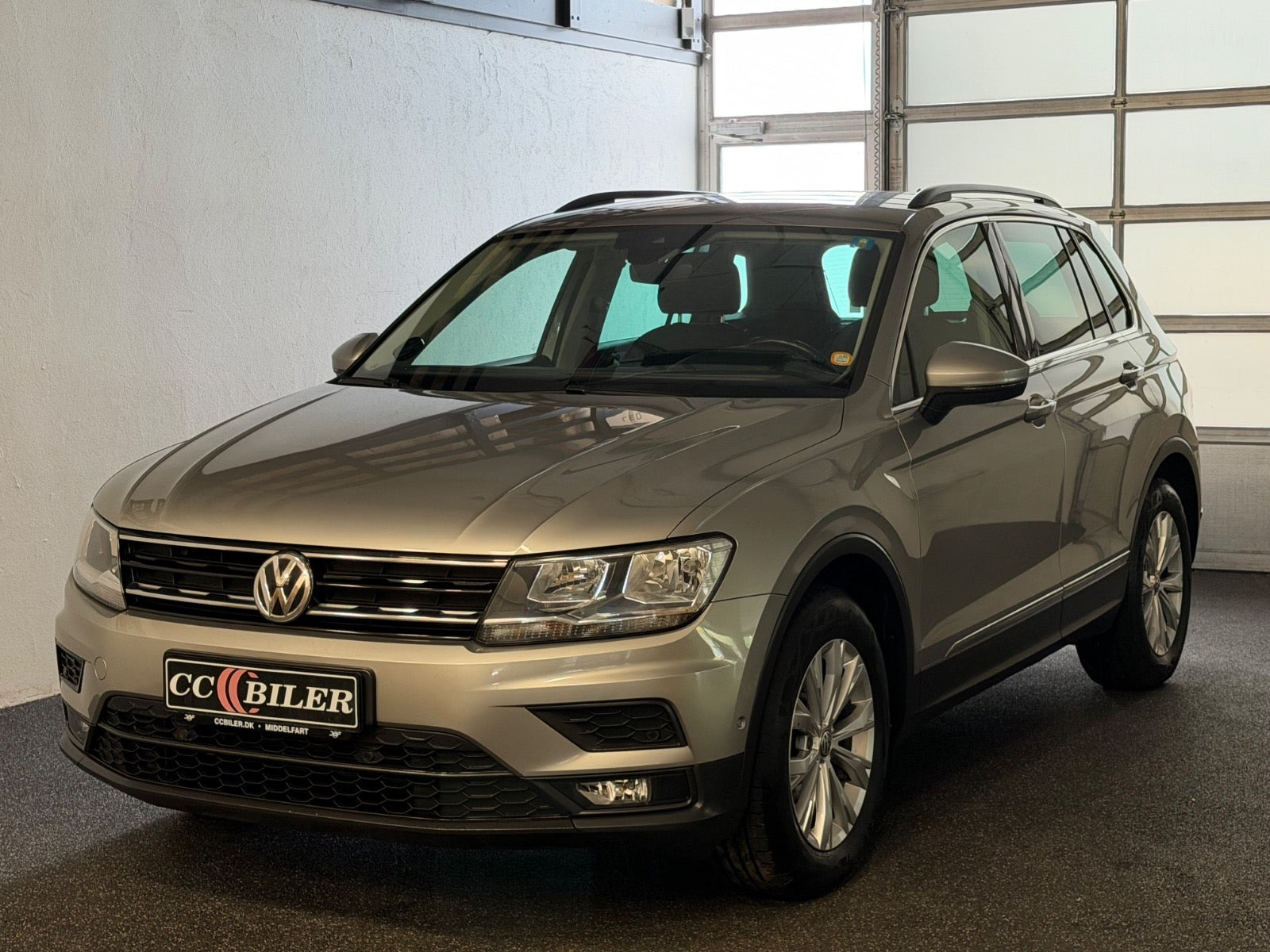 Grå VW Tiguan fra 2020