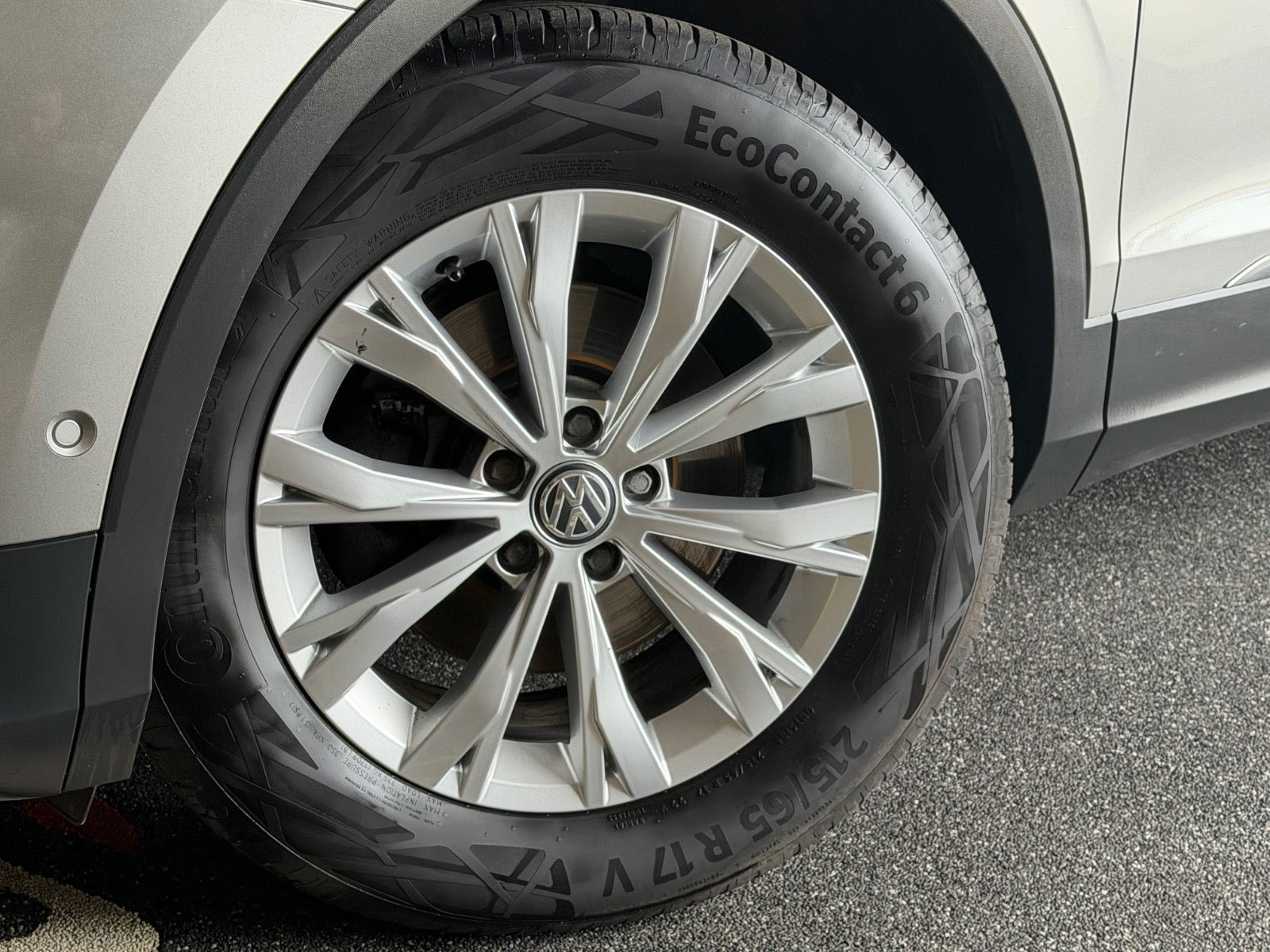 Grå VW Tiguan fra 2020