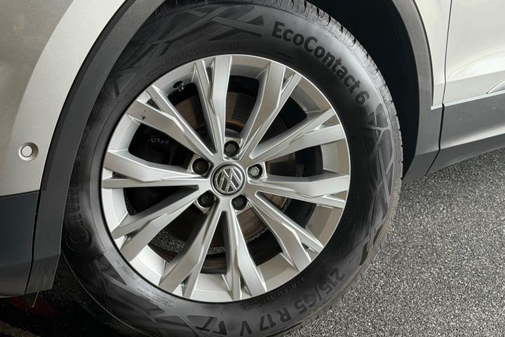 Grå VW Tiguan fra 2020