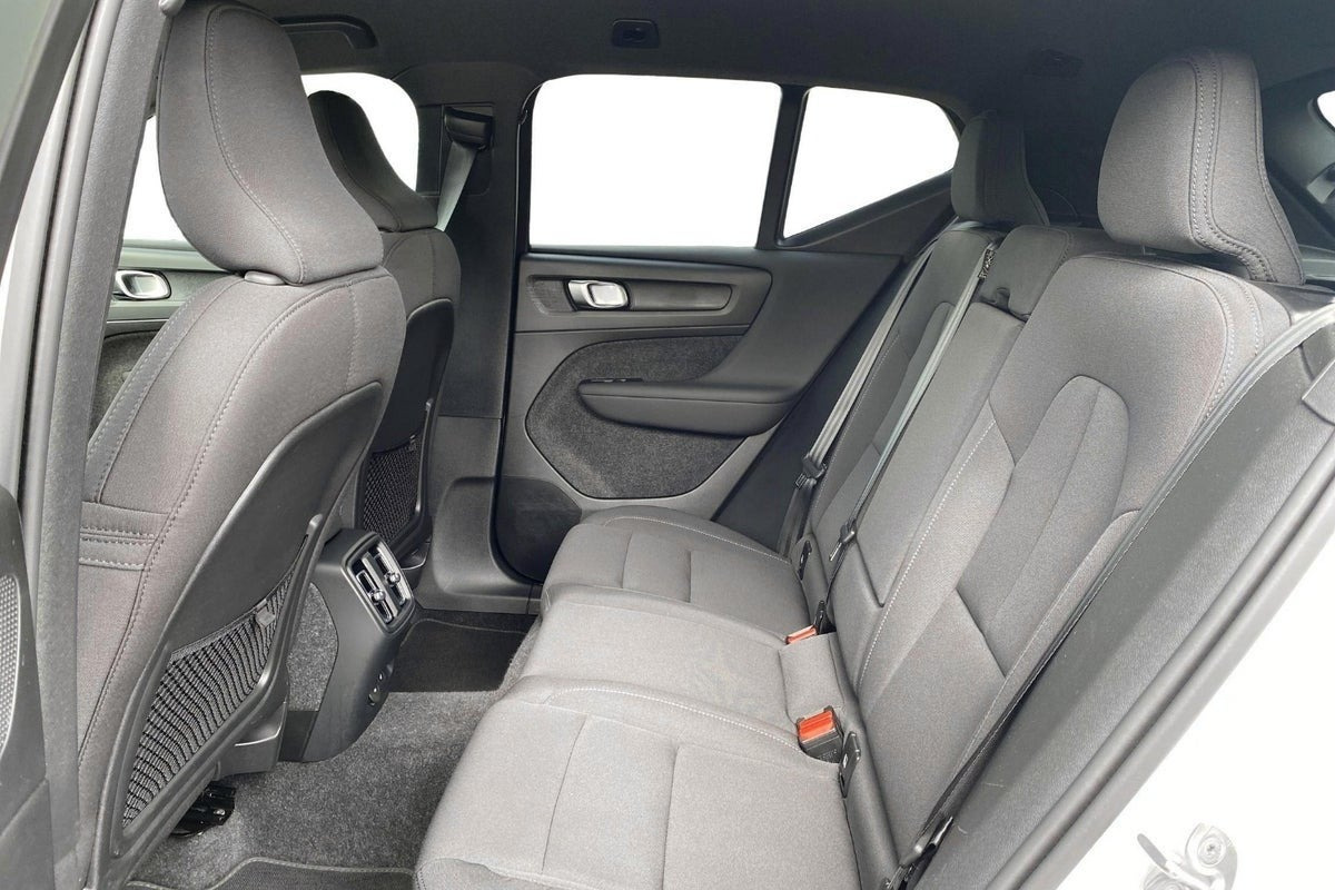 Hvid Volvo EX40 fra 2025