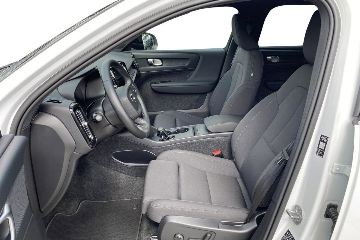 Hvid Volvo EX40 fra 2025