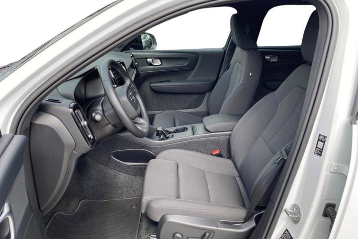 Hvid Volvo EX40 fra 2025