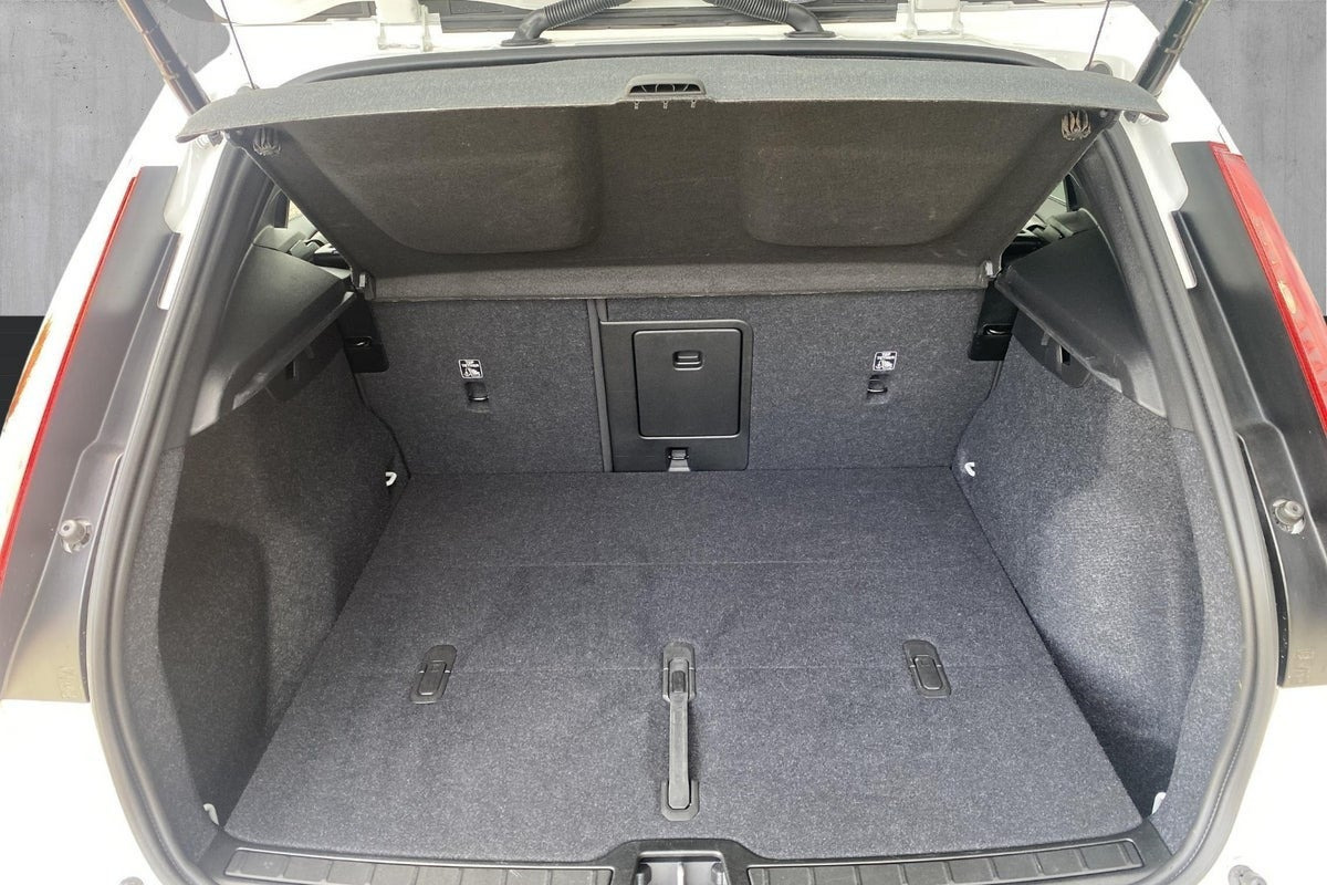 Hvid Volvo EX40 fra 2025