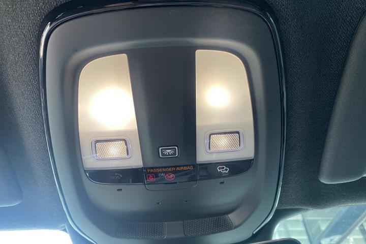 Hvid Volvo EX40 fra 2025
