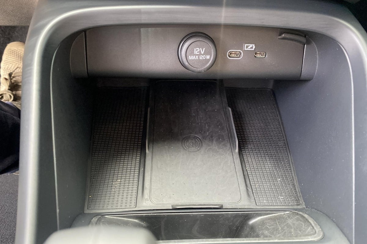 Hvid Volvo EX40 fra 2025