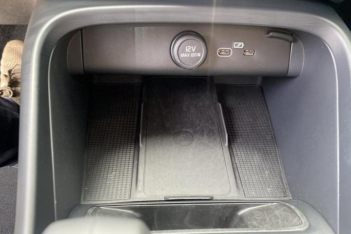 Hvid Volvo EX40 fra 2025