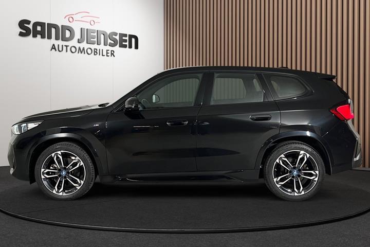 Sort BMW iX1 fra 2023