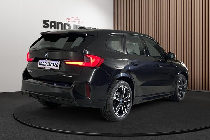 Sort BMW iX1 fra 2023