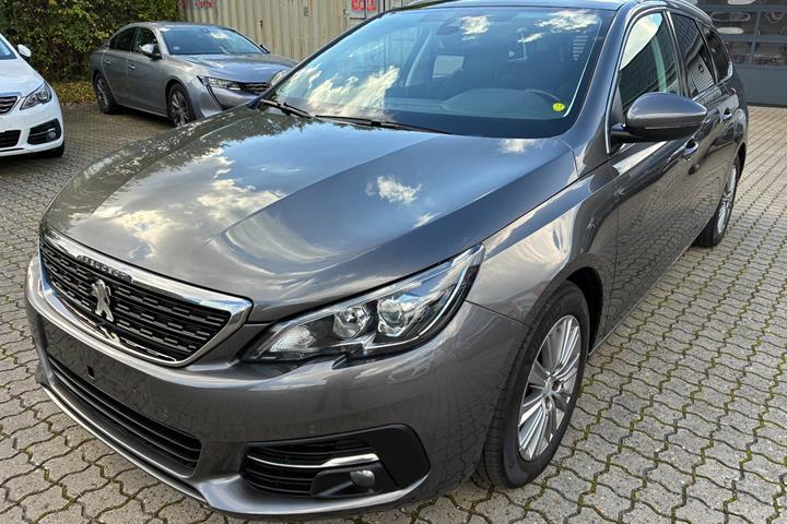 Grå Peugeot 308 fra 2018 set udefra