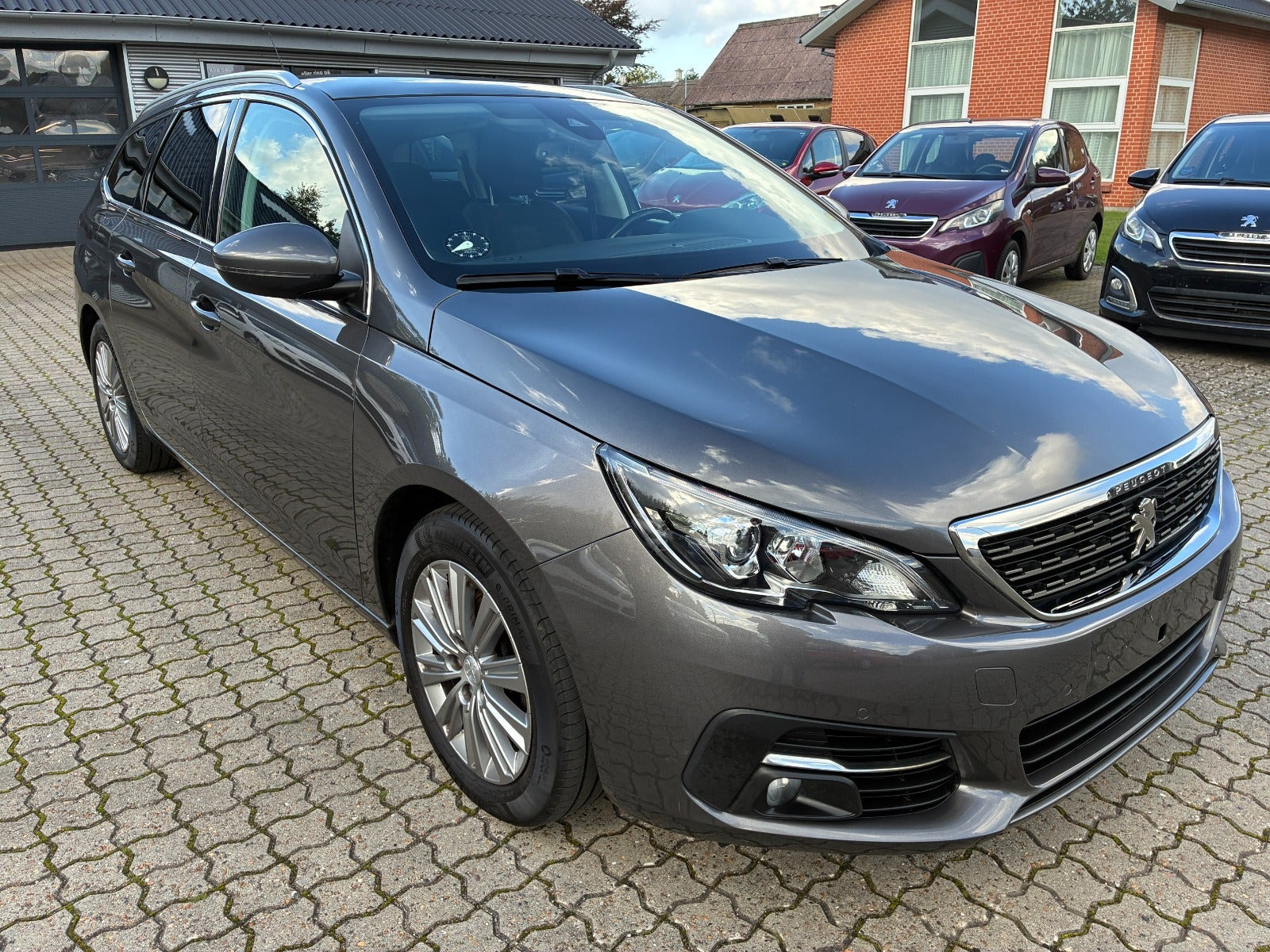 Grå Peugeot 308 fra 2018