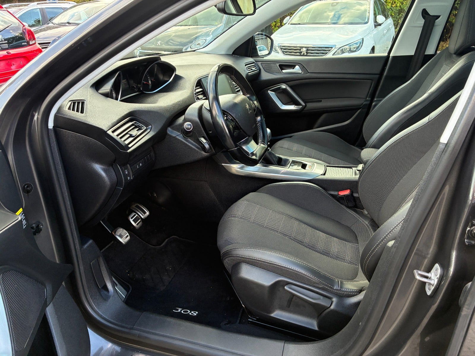 Grå Peugeot 308 fra 2018