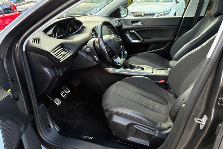 Grå Peugeot 308 fra 2018