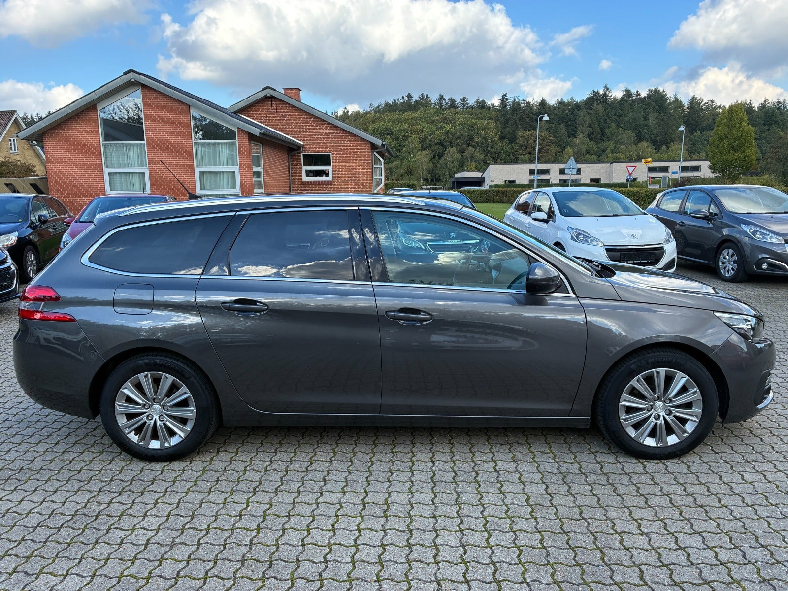 Grå Peugeot 308 fra 2018