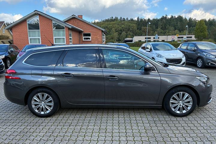 Grå Peugeot 308 fra 2018