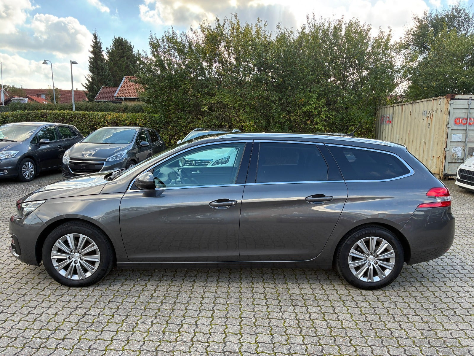 Grå Peugeot 308 fra 2018
