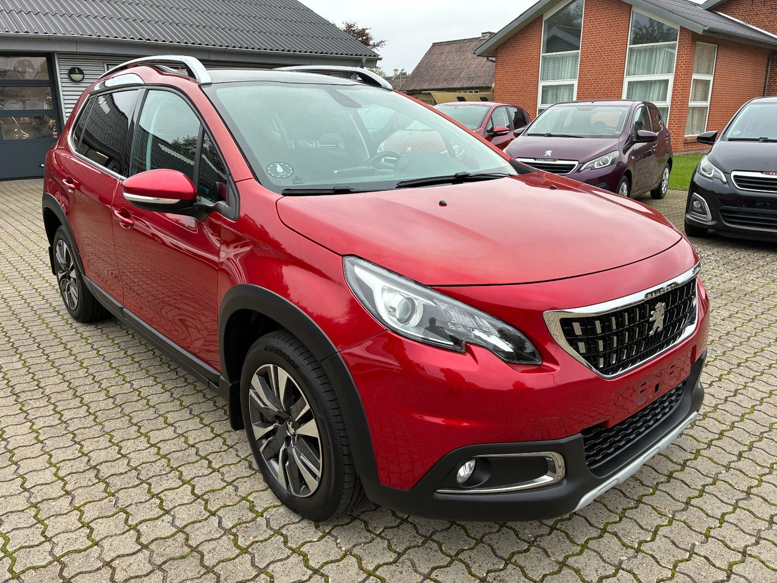 Rød Peugeot 2008 fra 2019