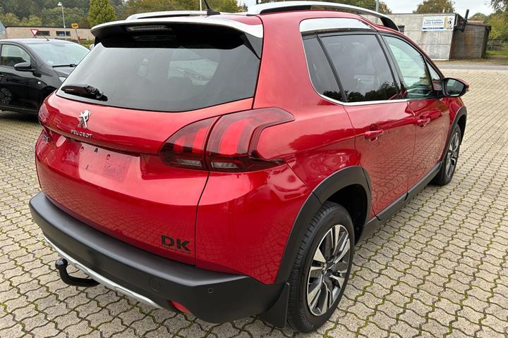 Rød Peugeot 2008 fra 2019