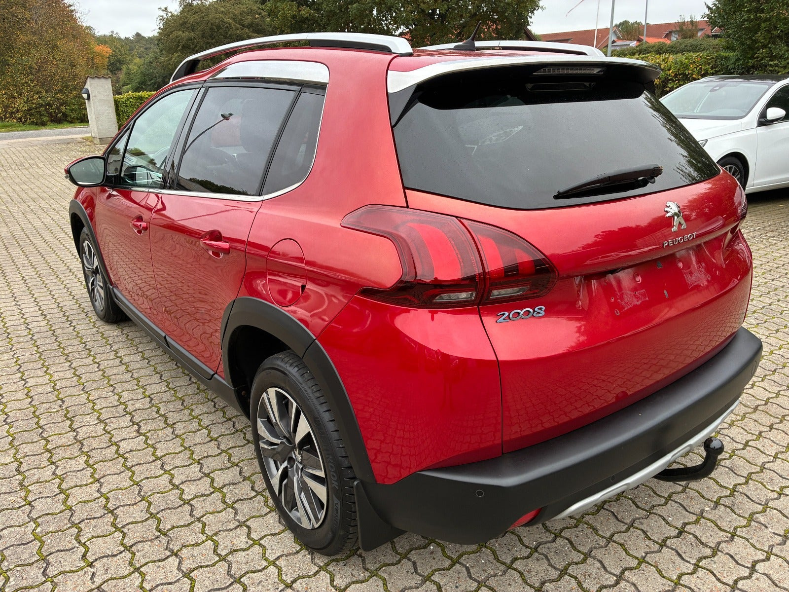 Rød Peugeot 2008 fra 2019