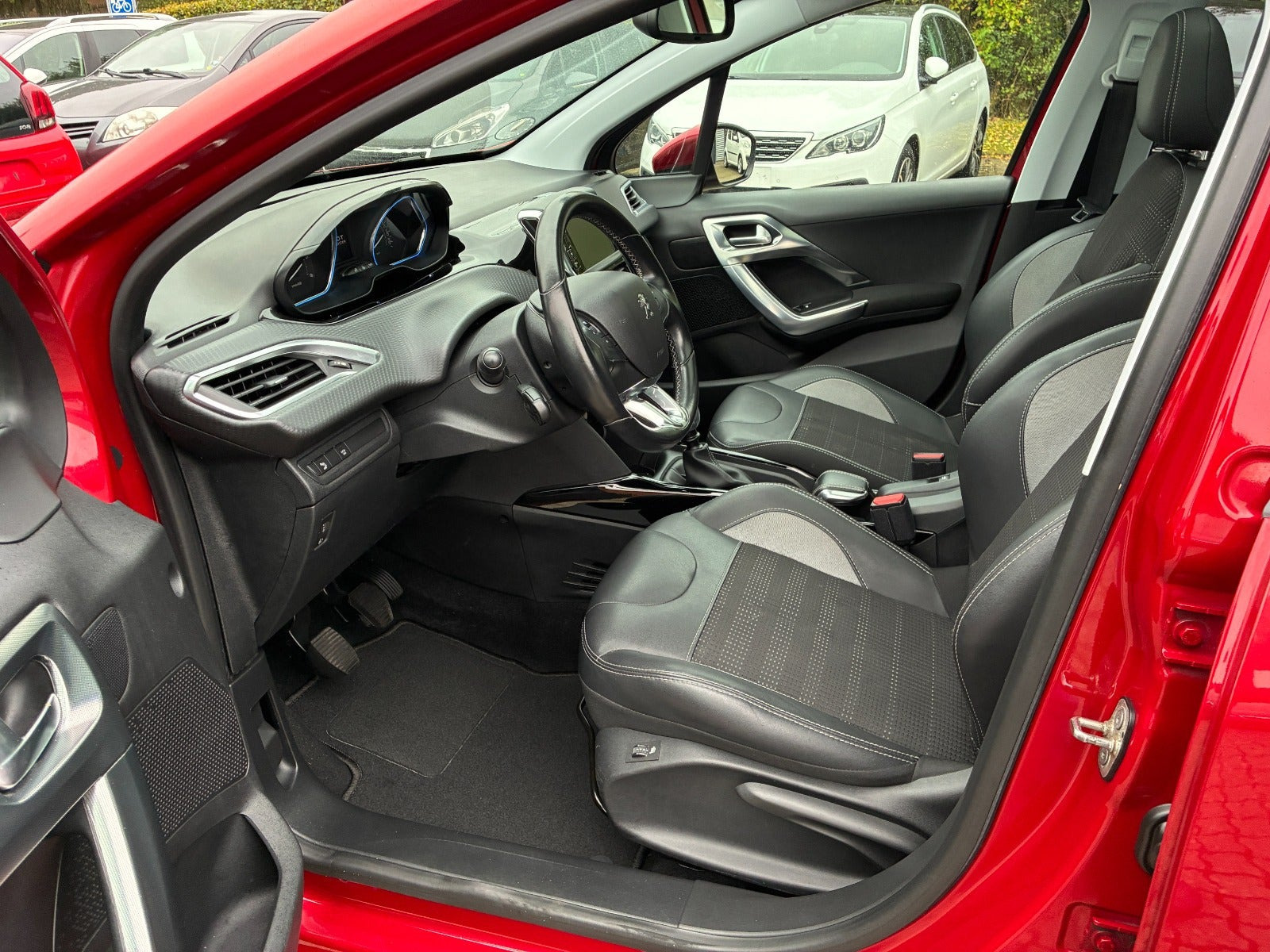 Rød Peugeot 2008 fra 2019