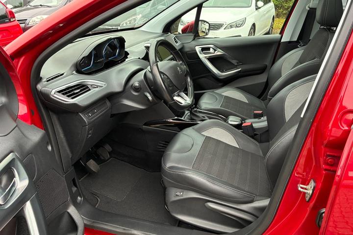 Rød Peugeot 2008 fra 2019