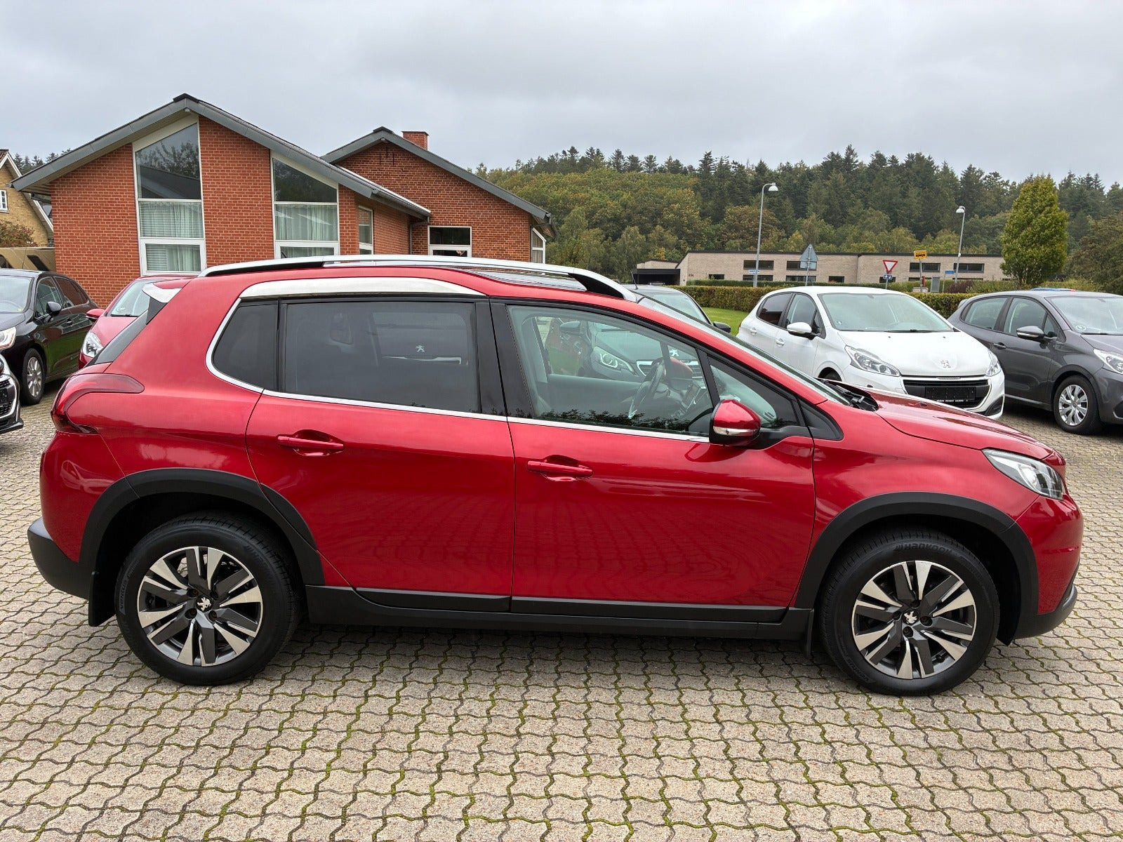 Rød Peugeot 2008 fra 2019