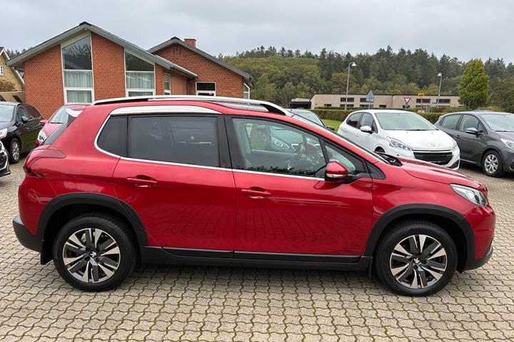 Rød Peugeot 2008 fra 2019