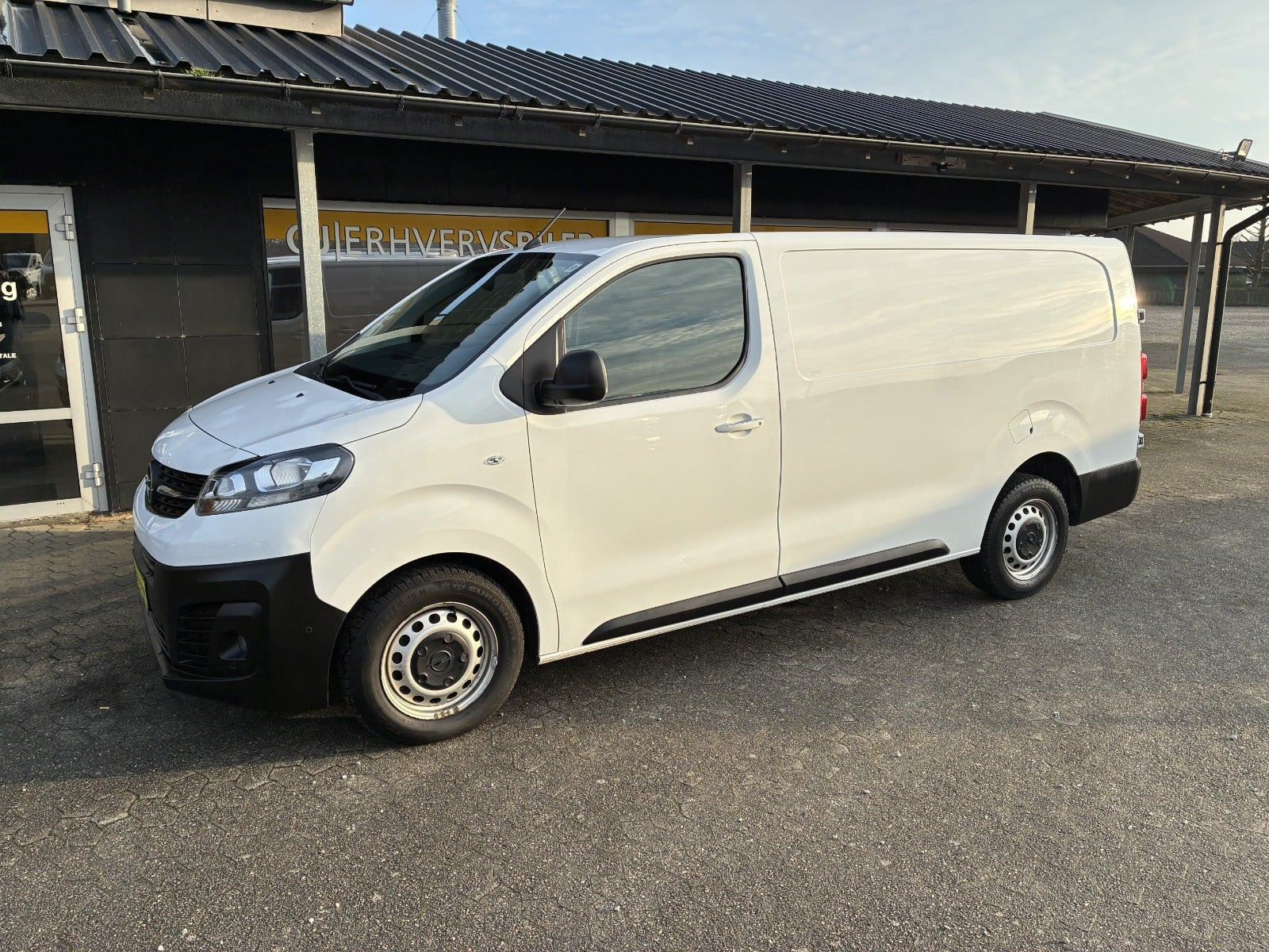 Hvid Opel Vivaro fra 2022