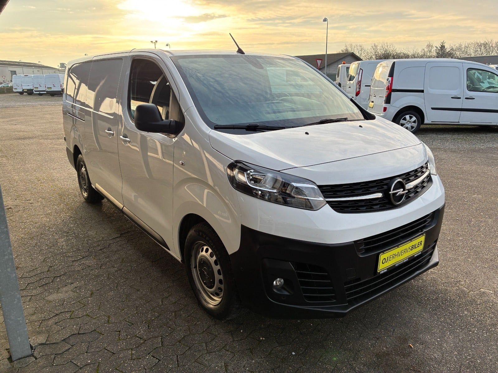 Hvid Opel Vivaro fra 2022
