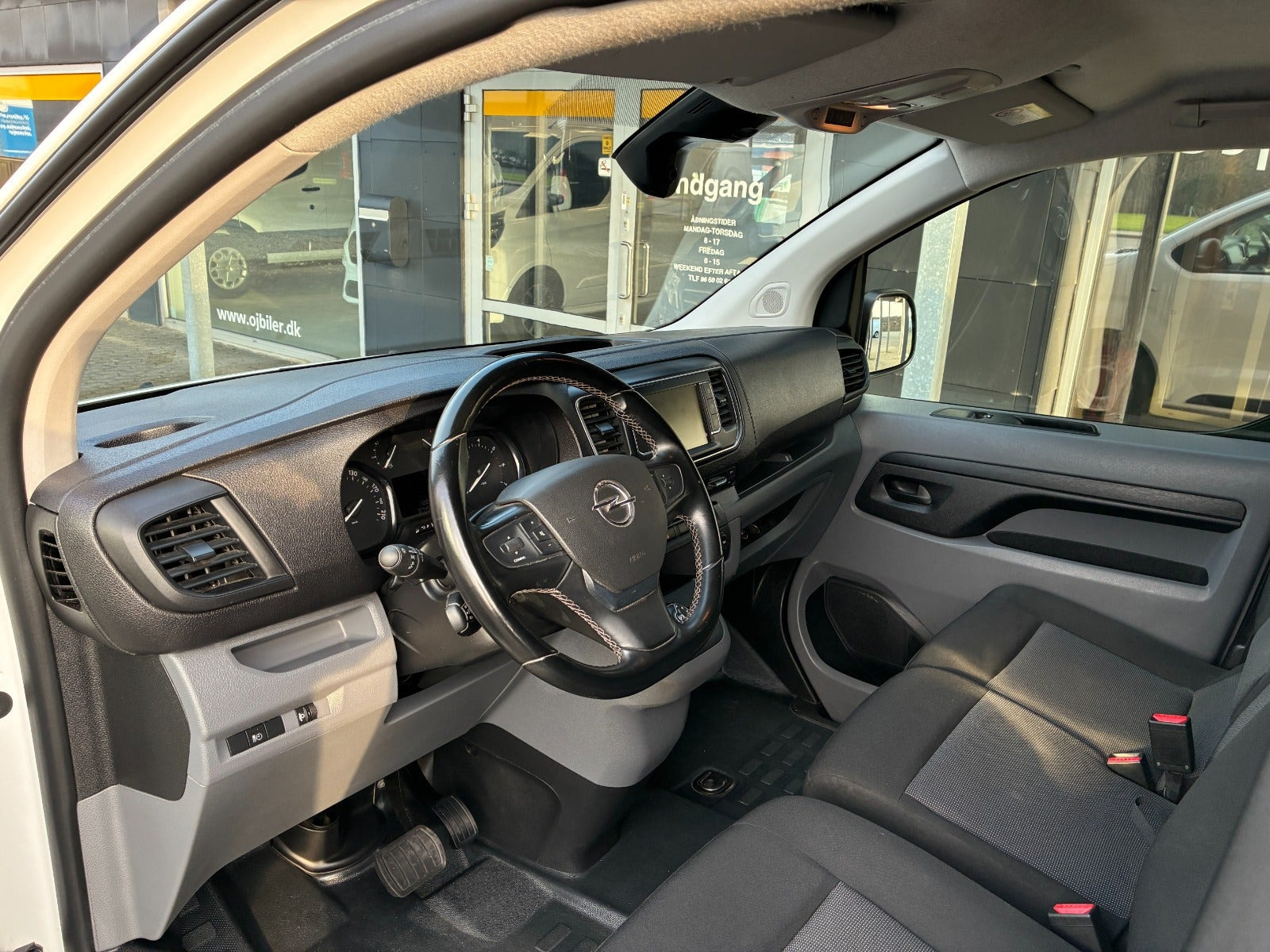 Hvid Opel Vivaro fra 2022