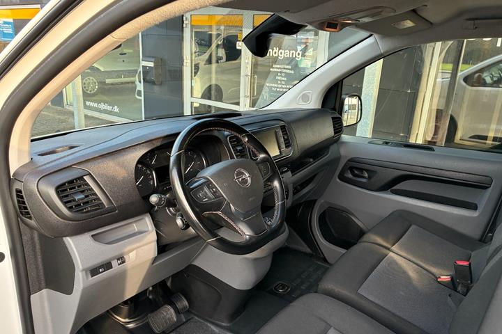 Hvid Opel Vivaro fra 2022