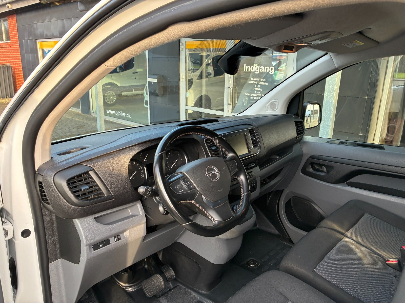 Hvid Opel Vivaro fra 2022