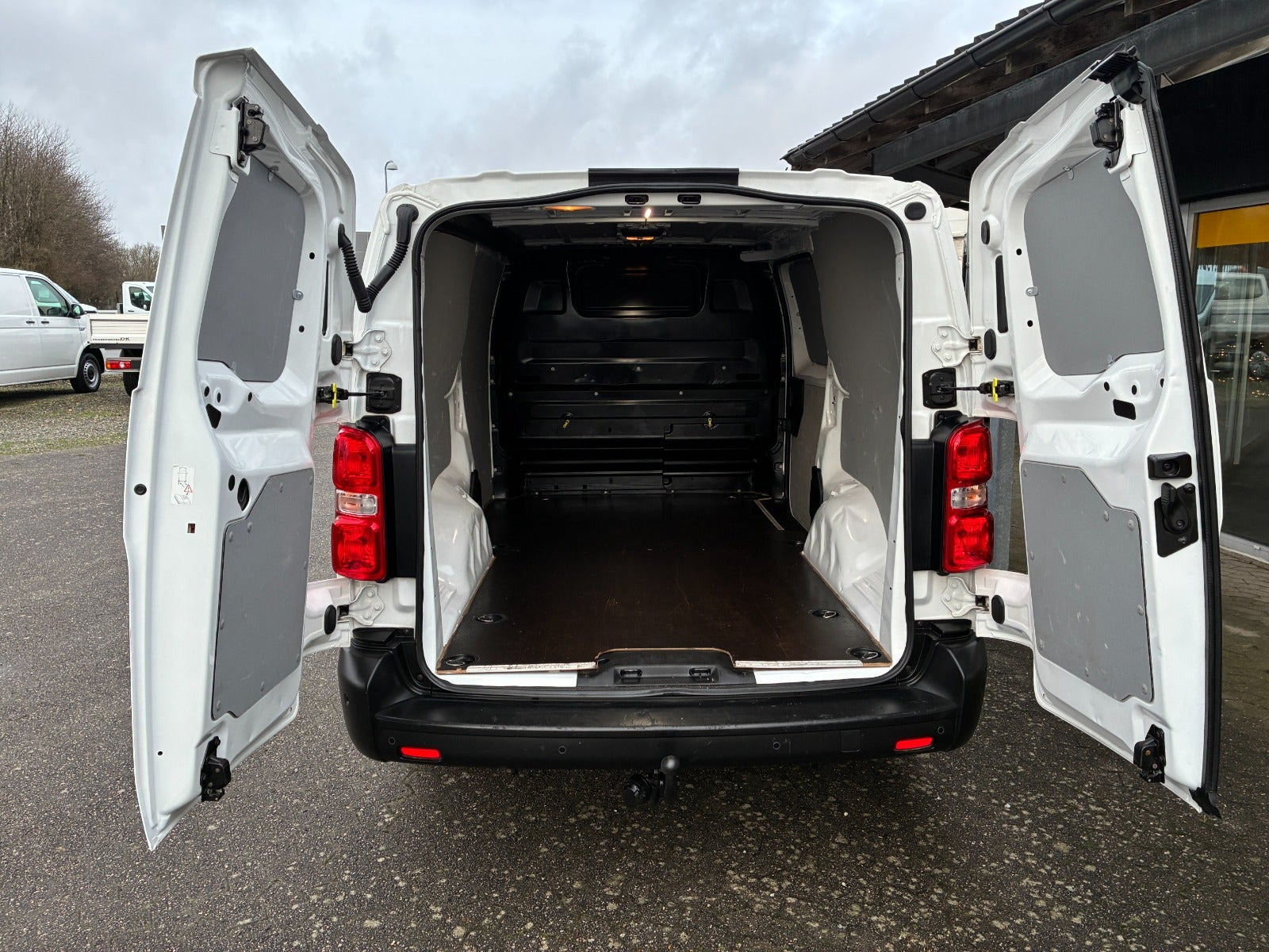 Hvid Opel Vivaro fra 2022