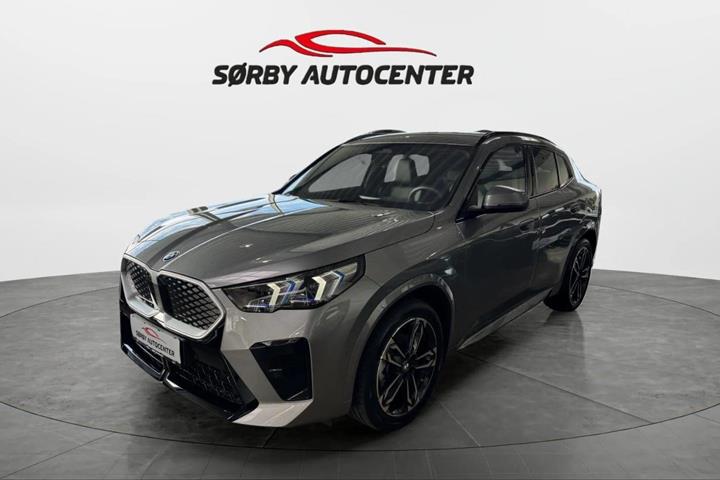 Grå BMW iX2 fra 2026 set udefra
