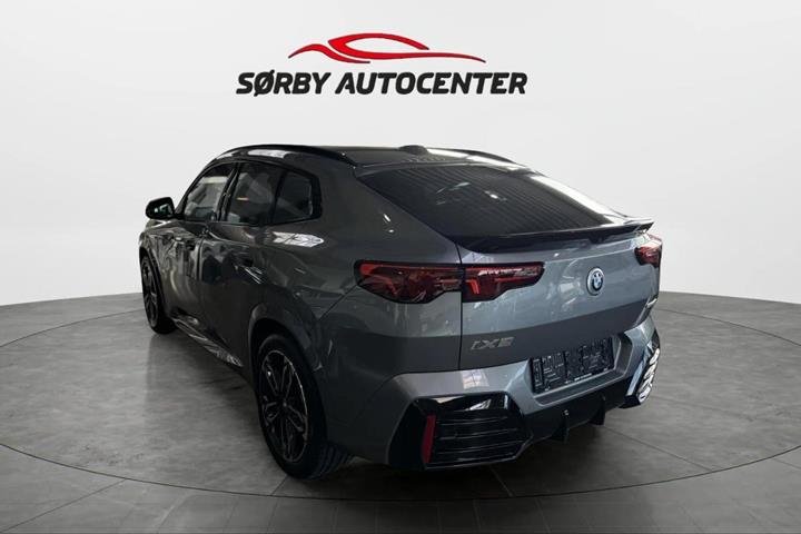 Grå BMW iX2 fra 2026