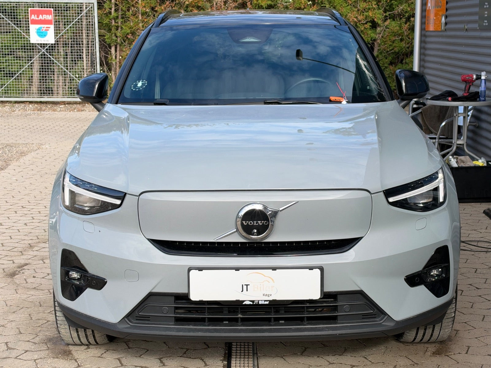 Grå Volvo EX40 fra 2025