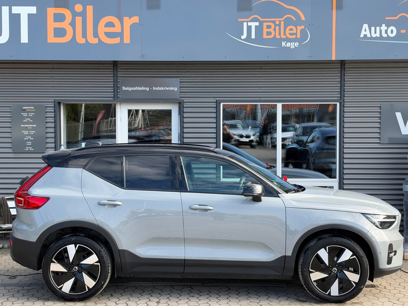 Grå Volvo EX40 fra 2025