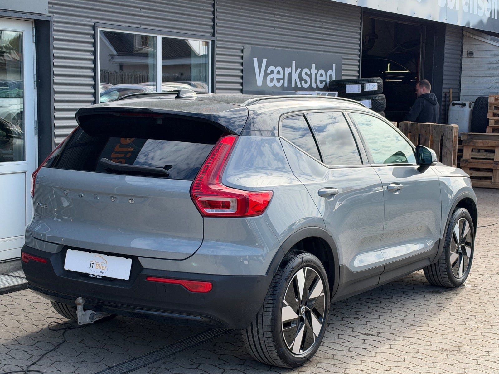Grå Volvo EX40 fra 2025
