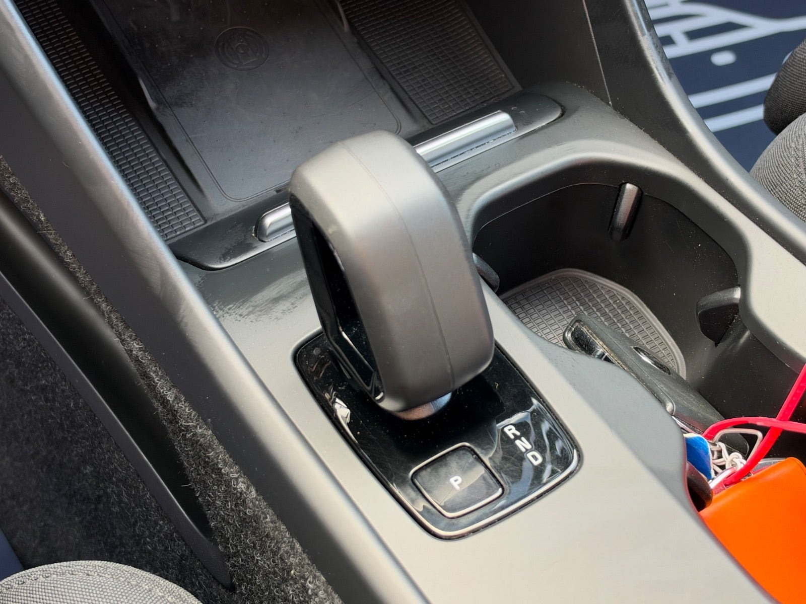 Grå Volvo EX40 fra 2025