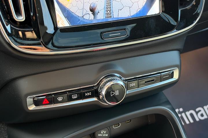 Grå Volvo EX40 fra 2025