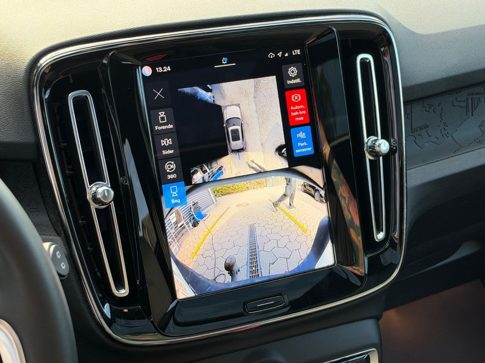 Grå Volvo EX40 fra 2025