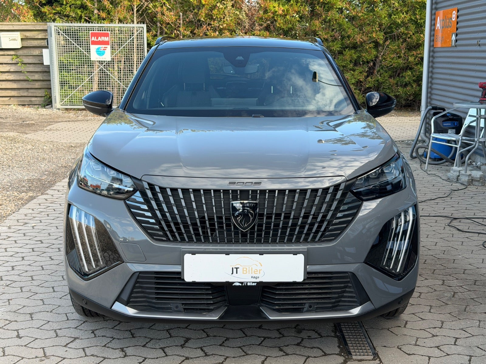 Grå Peugeot e-2008 fra 2024