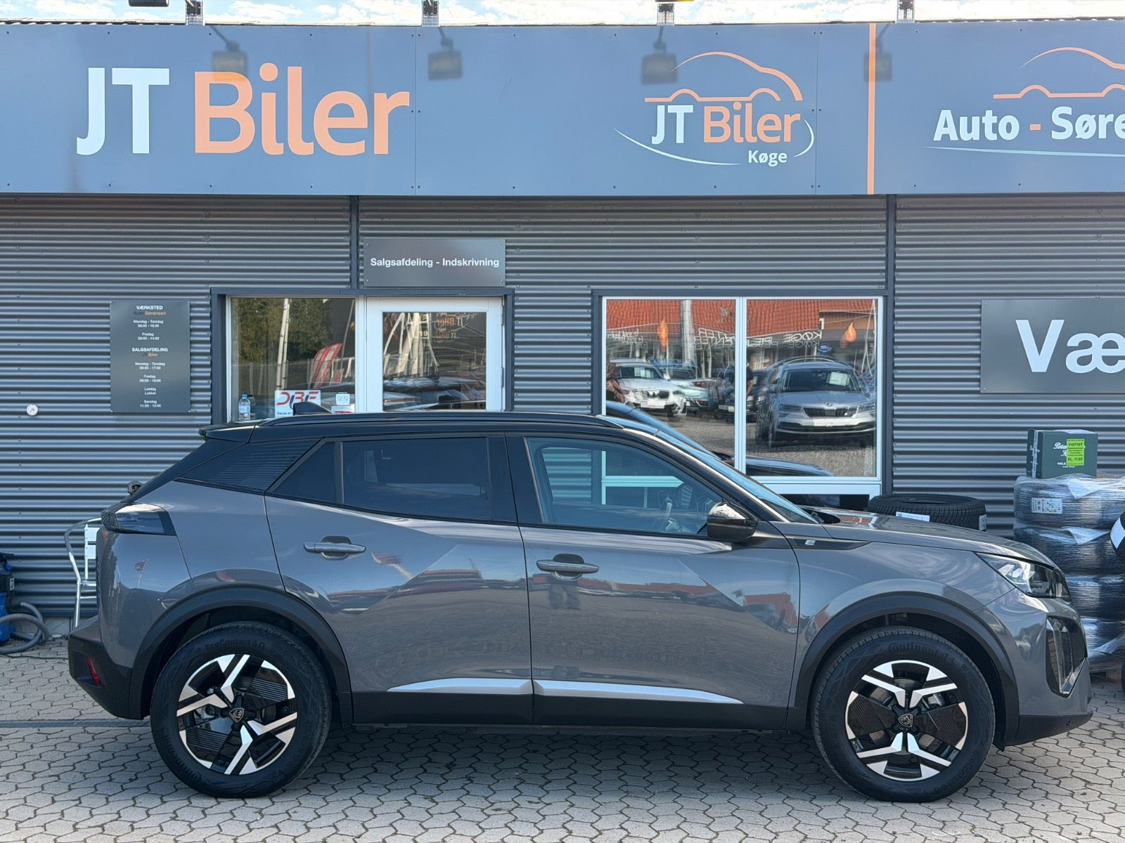 Grå Peugeot e-2008 fra 2024