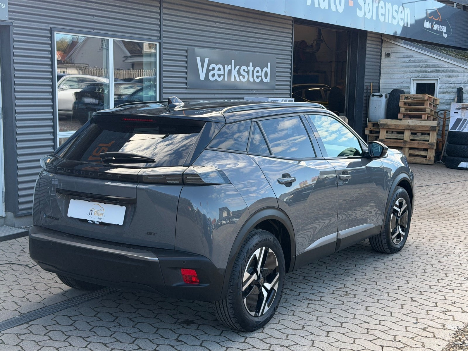Grå Peugeot e-2008 fra 2024
