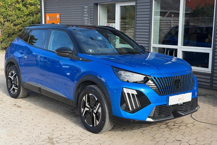 Blå Peugeot e-2008 fra 2024 set udefra