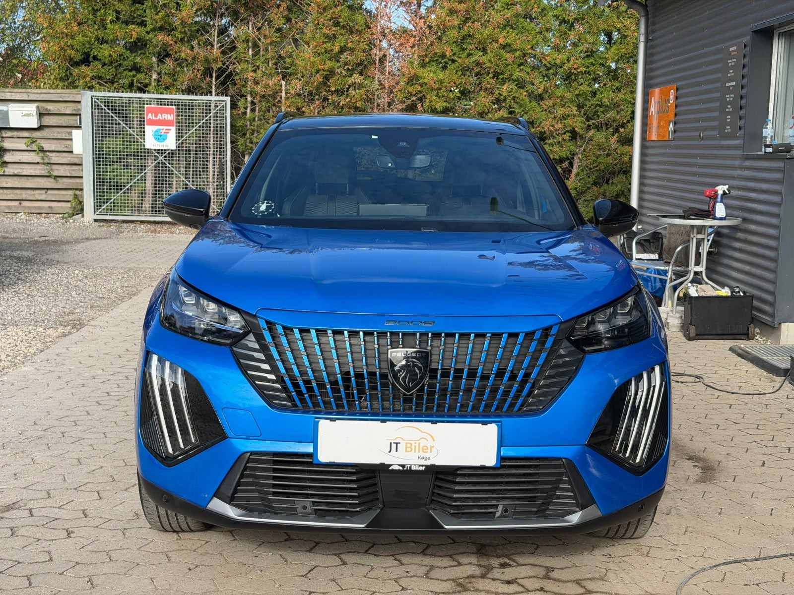 Blå Peugeot e-2008 fra 2024