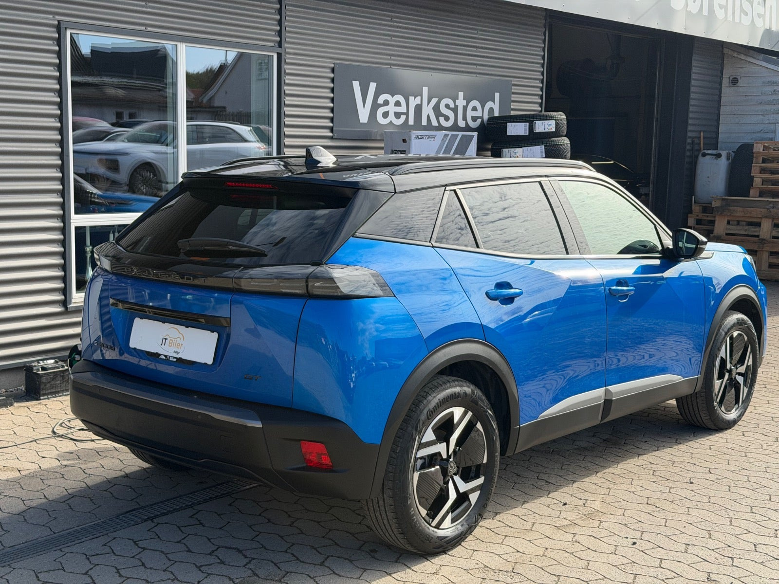 Blå Peugeot e-2008 fra 2024