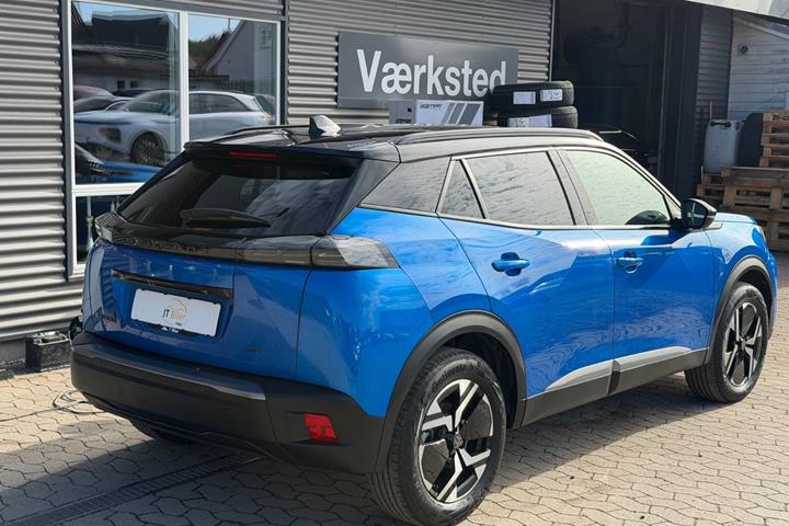 Blå Peugeot e-2008 fra 2024
